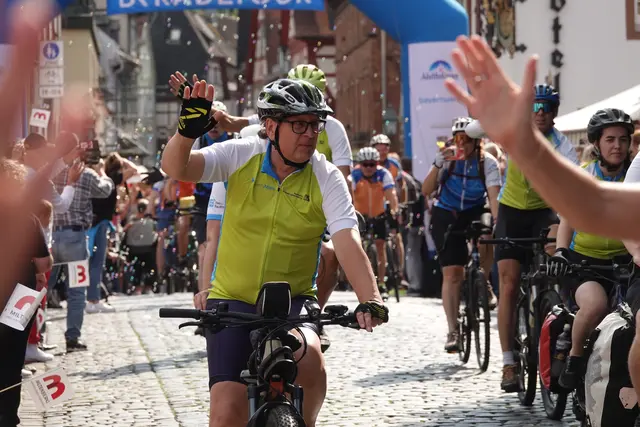 
Endlich am Etappenziel angekommen. In Miltenberg war am Dienstagabend „außer Rand und Band“. Foto Roland Schönmüller 
