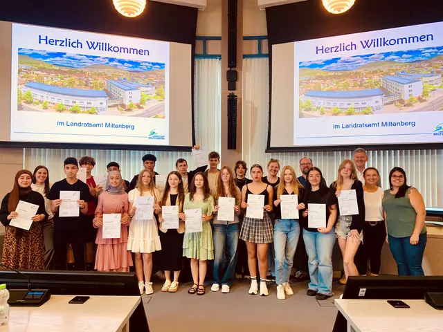 Die Jugendlichen, ihre Lehrkräfte sowie Schulamtsdirektor Harald Frankenberger waren sehr stolz auf die erzielten Leistungen. | Foto: Helena Wilmerding
