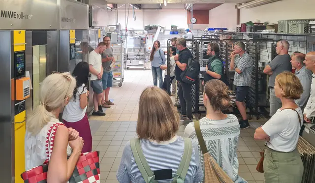 Bei einem Rundgang durch die Miltenberger Bäckerei Hench zeigten die Geschäftsführer Thomas und Felix Hench dem Arbeitskreis SchuleWirtschaft den Betrieb, ehe Fragen rund um das Thema Ausbildung diskutiert wurden. | Foto: Harald Frankenberger