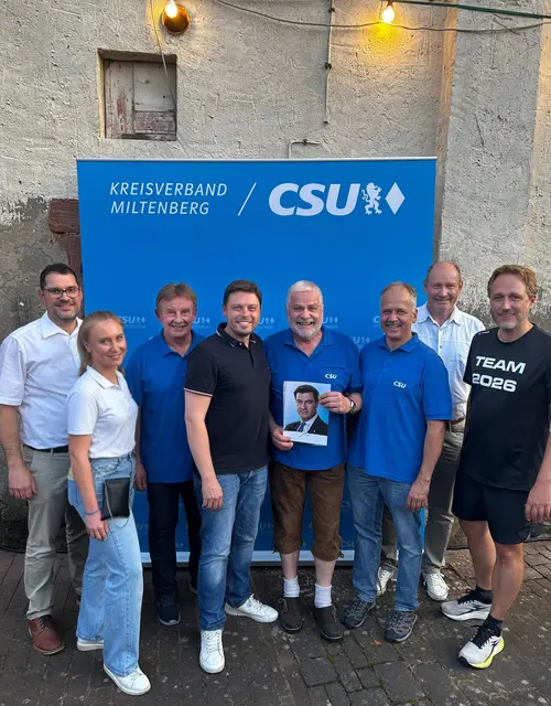 Auf dem Bild zu sehen sind : von links-Kreisvorsitzender Michael Schwing, die Ortsvorsitzende Sophia Kaiser,Bürgermeister Thomas Köhler, Landratskandidat Björn Bartels, Alt-Ortsvorsitzender Gerd Morhard (mit der Auszeichnung vom Ministerpräsidenten Markus Söder), Bürgermeisterkandidat Alexander Kaufmann, Vorsitzender der Mittelstands-Union Dr. Uwe Rohe und Martin Stock,MdL. | Foto: Leonhard Kaiser,Vorstandsmitglied