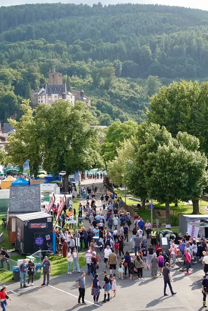 Was die "Michelsmess" so attraktiv macht, ist der immer wieder gelingende Mix aus Vergnügungspark, Gewerbeausstellung und den seit Jahrhunderten traditionellen Marktständen – alles eingebettet zwischen mittelalterlichem Stadtkern und dem Mainufer. 