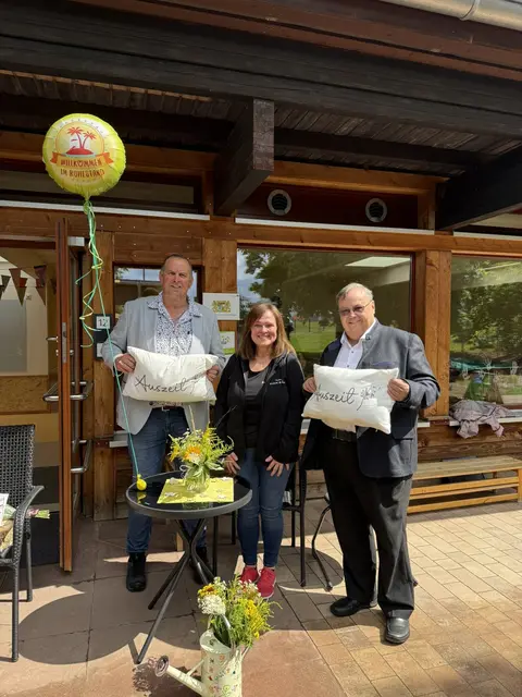 Bürgermeister Bernd Wetzel, Kindergartenleitung Ilona Weis und Monsignore Franz Leipold  | Foto: Markt Mönchberg 