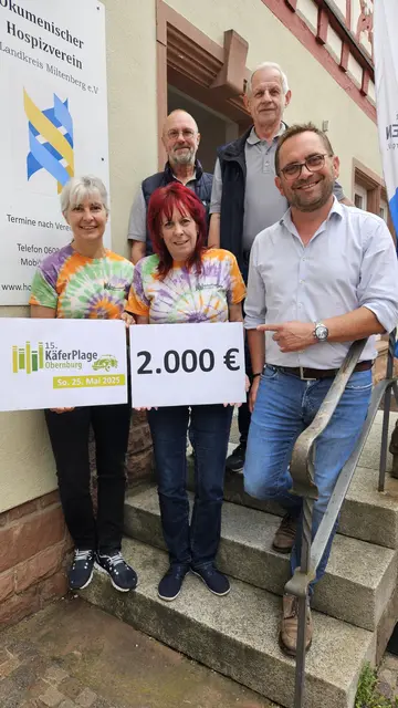 H.v.l.: Franz Wiedl (Schatzmeister Hospizverein), Klaus Dominig (2. Vorstand Hos-pizverein); v.v.l. Ingrid Sievering, Gudrun Jörg-Frenzl (beide KäferPlage-Orga-Team), Matthias Kraus (KäferPlage Orga-Team und Geschäftsführer StadtMarketing Obern-burg e.V.)
