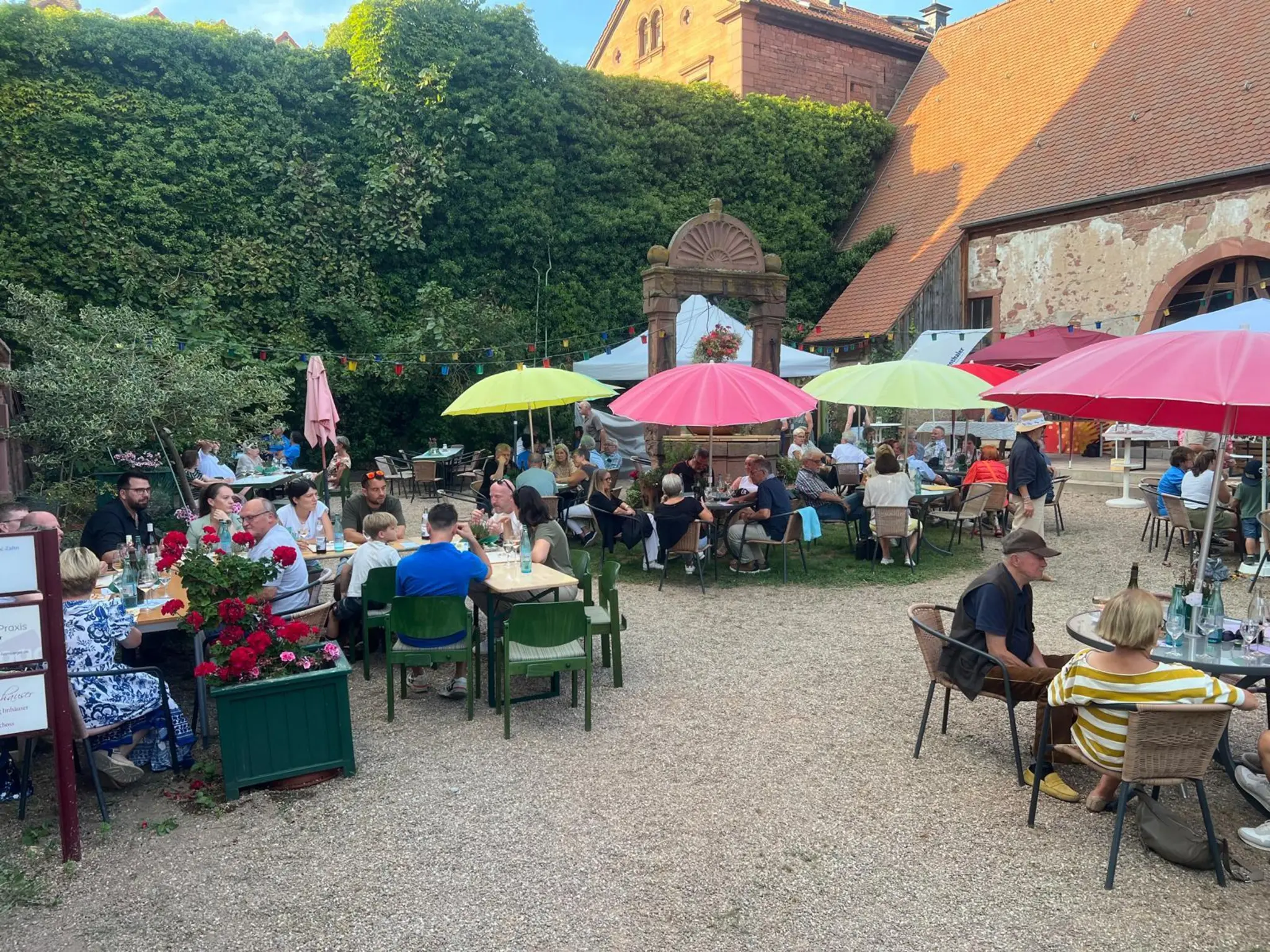 Die-romantische-Weinh-cke-im-Stadt-Schlo-Klingenberg