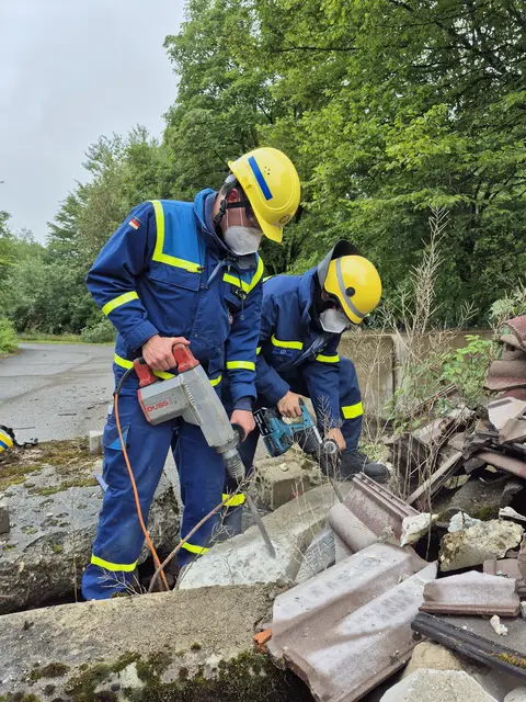 Die Junghelfer aktiv am Unfallort. | Foto: THW Miltenberg 