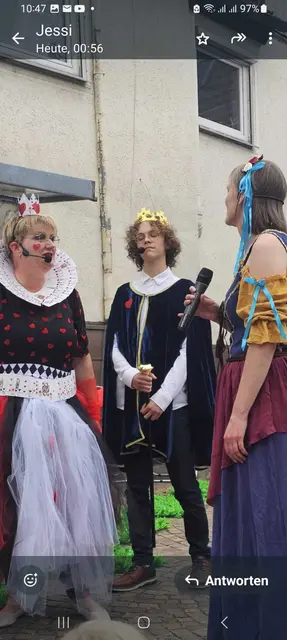 Die Herzkönigin (Katja Zöller) klagt die Herzogin (Lysann Höll) an, denn sie hat wohl den Kuchen gestohlen! Und der König (Anian Höll)? Verblüfft denn je... | Foto: Theaterverein Obernburg,  privat