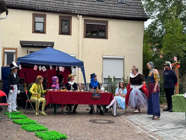 Eine skurrile Gesellschaft trifft sich zur komischen Teestunde - am 19. Oktober ja schon wieder! | Foto: Theaterverein Obernburg,  privat 