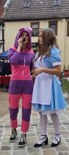 "Egal, wohin du gehst: Verrückt sind hier alle!" - die Grinsekatze (Katharina Fath) und Alice (Elena Stephan) am Philosophieren... | Foto: Theaterverein Obernburg,  privat
