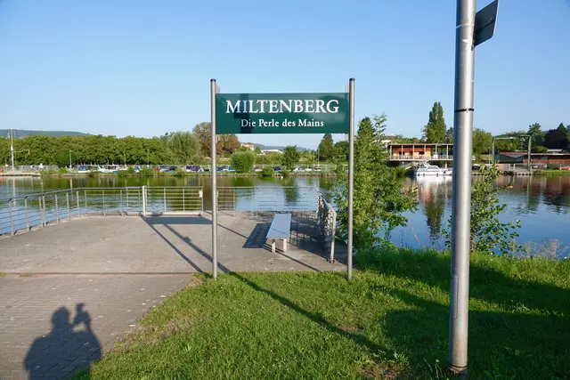 •Miltenberg am Marktplatz - nicht im Dornröschenschlaf, sondern schon präsent und wachsam für kommende festliche Tage Ende August, Anfang September. gesehen am 09.08.2025- Foto Roland Schönmüller 
