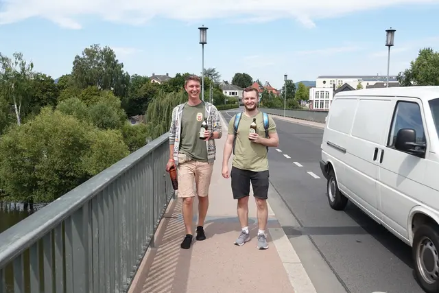 Auf zu einem schattigen Plätzchen in der Stadt Miltenberg. 