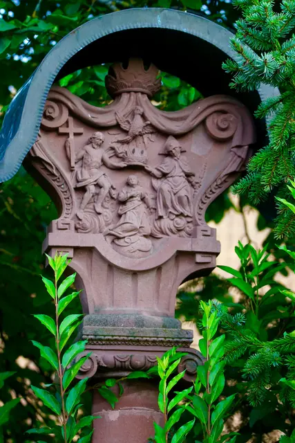 
So gibt es noch heute in Eichenbühl-Guggenberg einen prachtvollen Rokoko-Bildstock (1814) mit der Marienkrönung im Ortszentrum.