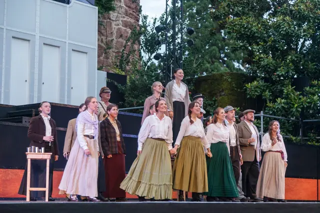 Das Zusammenspiel von Profidarstellern mit gut ausgebildeten Chorsängerinnen und -sängern macht den Geist der Zwingenberger Schlossfestspiele aus. 
 | Foto: Emília Horpácsi