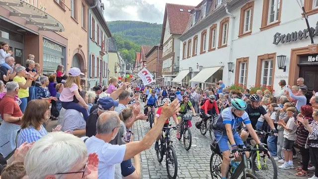 Zieleinfahrt BR-Radltour 2025 in Miltenberg  | Foto: © DREI AM MAIN Evelyn Bosche 