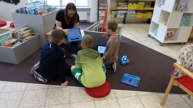 Die Kinder bekommen erklärt, wie man mit dem Tablet den Roboter steuert. | Foto: Bücherei Niedernberg