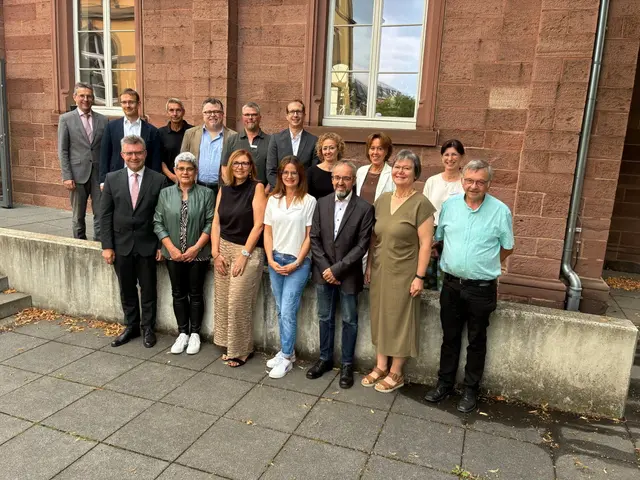 Ihre 25- und 40-jährigen Dienstjubiläen feierten jüngst sechs Mitarbeitende im Landratsamt Neckar-Odenwald-Kreis. Dabei verabschiedete Landrat Dr. Achim Brötel auch vier Mitarbeitende in den Ruhestand. 

 | Foto: Landratsamt Neckar-Odenwald-Kreis