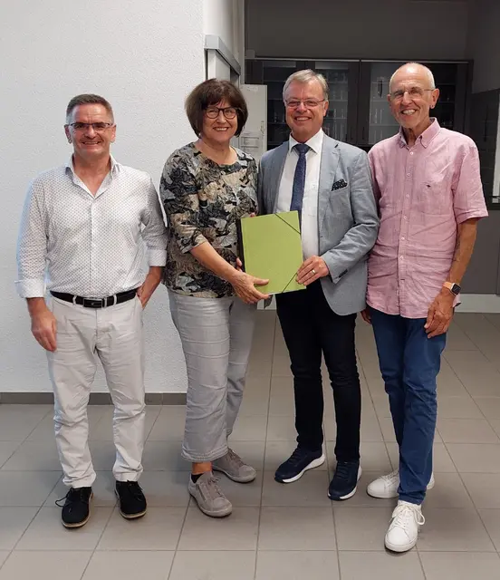 Foto v. l.: Stadtrat Walter Wölfelschneider, Stadträtin Hedwig Bast, Bürgermeister Dietmar Fieger, Stadtrat Winfried Elbert. Es fehlt Stadträtin Katja Heinz | Foto: Stadt Obernburg