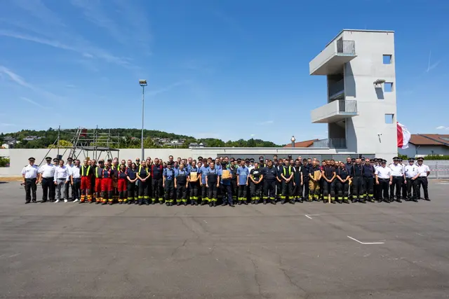 Ein langer, aber erfolgreicher Tag liegt hinter den Kameradinnen und Kameraden, die in Osterburken das Feuerwehrleistungsabzeichen in Bronze, Silber und Gold absolvierten. Die erste Übergabe der Urkunden und Abzeichen fand am Vormittag unter der Anwesenheit von Landrat Dr. Achim Brötel und Bürgermeister Jürgen Galm statt. 


 | Foto: Samuel Scherer, Stadt Heidelberg