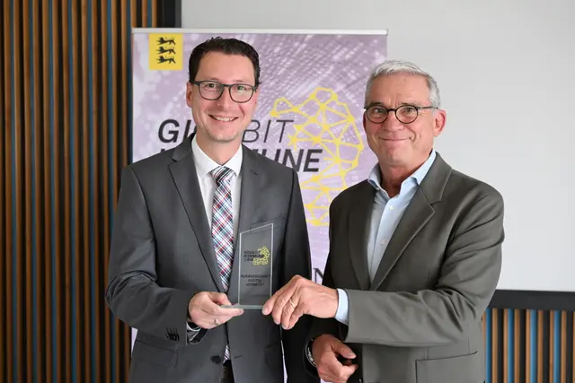 Die Gemeinden Schwarzach und Zwingenberg sind mit dem neuen Titel „Gigabitkommune@BW“ geehrt worden. Diese Kommunen erreichen eine flächendeckende Versorgung mit gigabitfähigem Internet.


 | Foto: Innenministerium Baden-Württemberg / Franziska Kaufmann