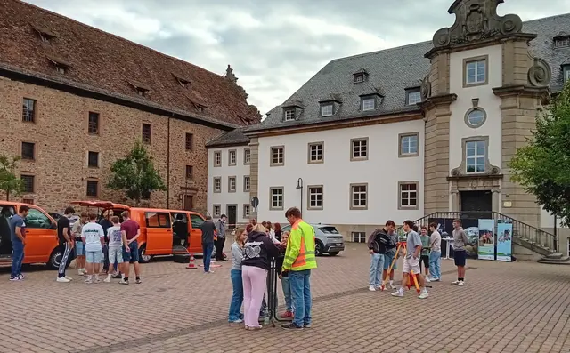 Die Aktionswoche der Geodäsie der beiden Fachdienste Vermessung und Flurneuordnung-Landentwicklung des Landratsamtes wurde in diesem Jahr an den Realschulen in Hardheim, Obrigheim und Osterburken durchgeführt. Die Fotos entstanden auf dem Schlossplatz in Hardheim.

 | Foto: Landratsamt Neckar-Odenwald-Kreis