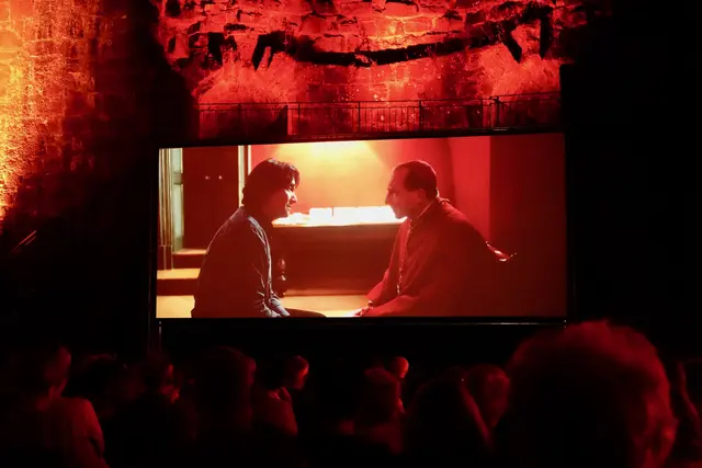 Spannung und Zauber unter freiem Himmel.