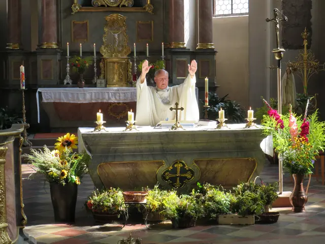 Pfarrer Kleinhenz erteilt den Schlusssegen | Foto: Nina Reuling