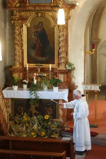Weihe der Kräuterbüschel in Heppdiel durch Pfarrvikar Krzysztof Winiarz.