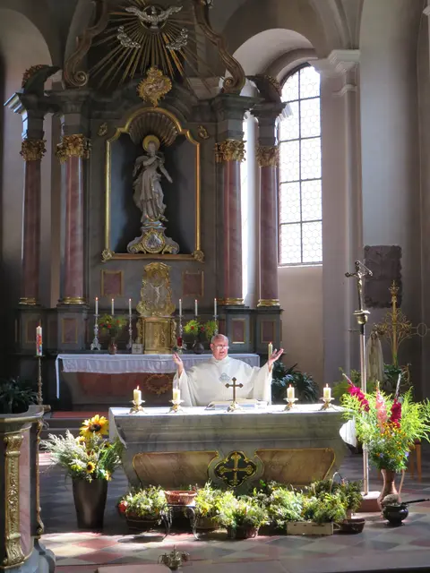 Vor dem Altar befinden sich die Kräuterbuschen | Foto: Nina Reuling