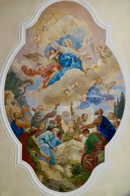 Ein imposantes Deckengemälde zeigt in diesem Zusammenhang die katholische St. Mauritius-Pfarrkirche in Heppdiel, die Szene der Himmelfahrt Mariens mit den staunenden Aposteln, gemalt vom Würzburger Künstler Elogius Böhler  im Jahr 1924.