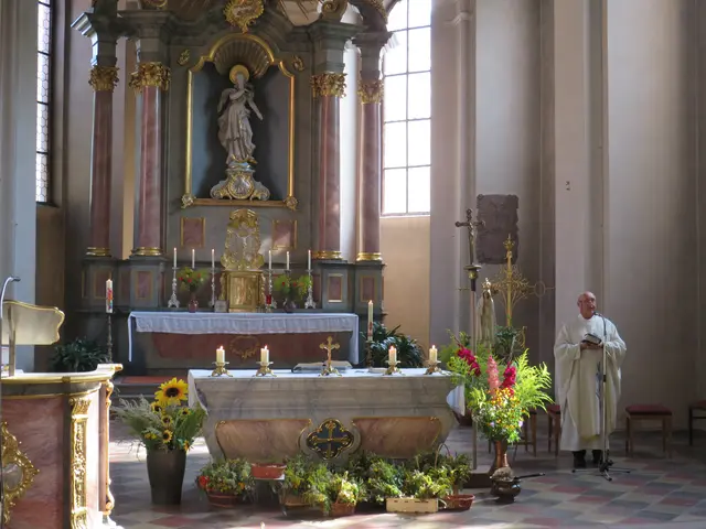 Pfarrer Albrecht Kleinhenz begrüßt die Gläubigen am Hochfest Mariä Himmelfahrt | Foto: Nina Reuling