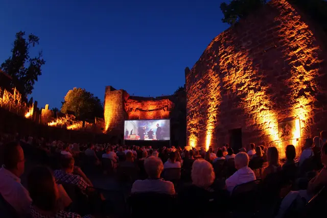Der gelungene Kino-Start im Wertheimer Burgraben mit dem Leinwand-Hit „Konklave“ mit modernster Präsentationsfläche dürfte allen Besucherinnen und Besuchern nachhaltig in Erinnerung bleiben.