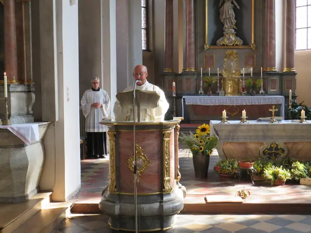Pfarrer Albrecht Kleinhenz bei der Verkündigung des Evangeliums | Foto: Nina Reuling