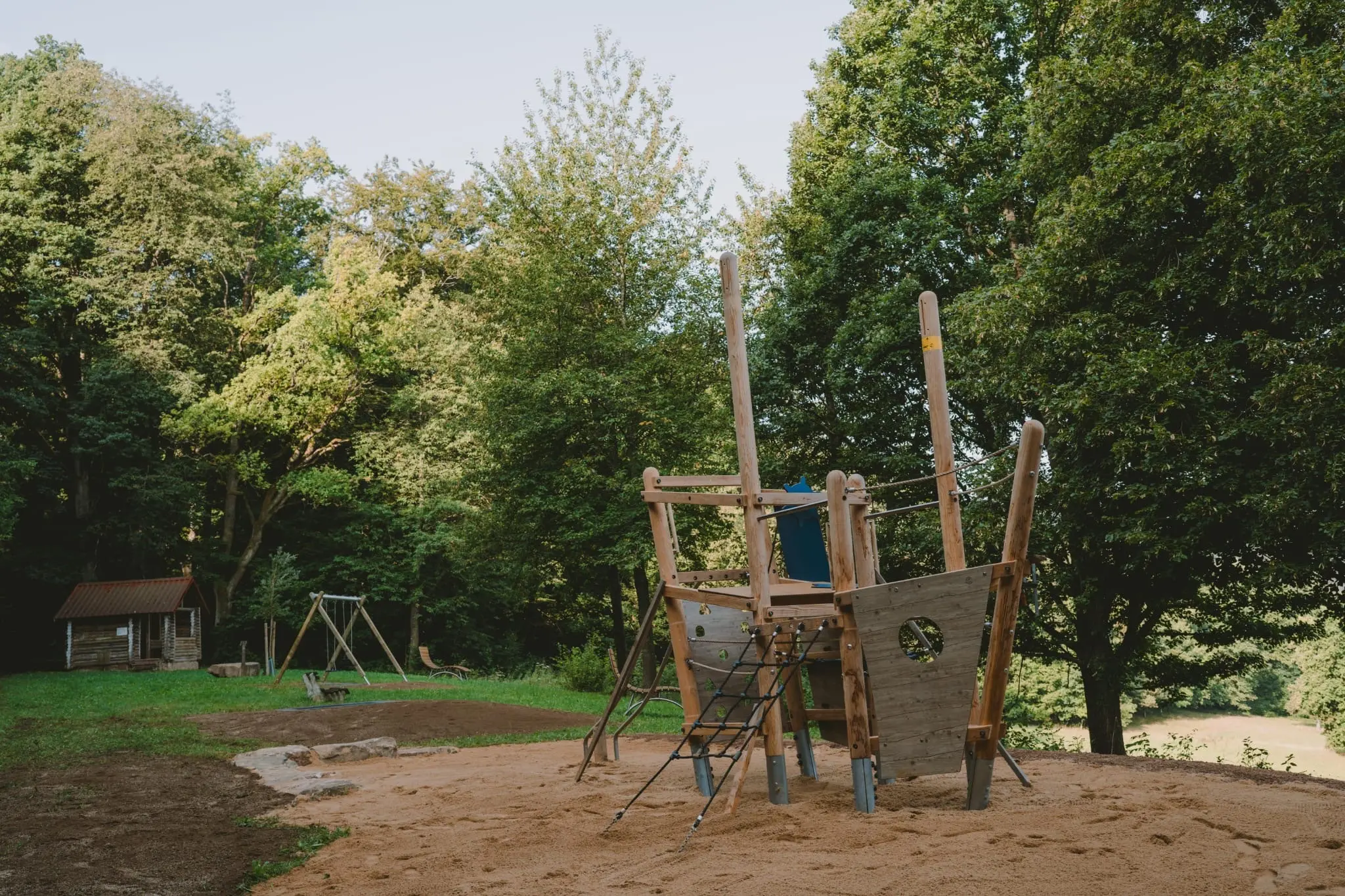 Neuer-Waldspielplatz-am-Beuchner-Berg-ein-Ort-zum-Klettern-Staunen-und-Entdecken