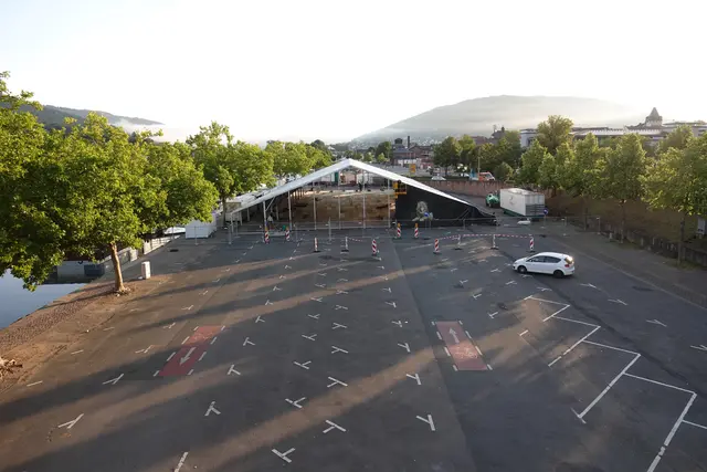 Montag, 18.08.2025, 7.30 h: Der Messezelt-Aufbau geht weiter am  einstigem Platz mit neuem Messewirt.