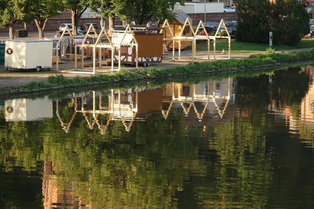 Früher August -Morgen (18.08.2025) auf der alten Mainbrücke: erste Verkaufsstände werden aufgebaut.