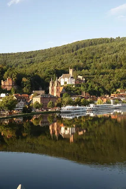 Montag-Morgen (18.08.2025) - Blick von der alten Main-Brück auf Teile der Altstadt und zur Mildenburg, wo zum Finale am 17.09.2025 das Feuerwerk mit Neuerungen entzündet wird.