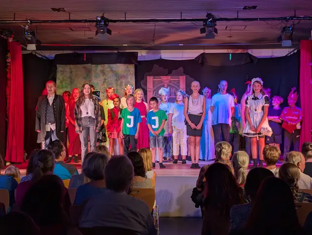 Die jungen Darstellerinnen und Darsteller lieferten eine tolle Leistung ab und begeisterten das Publikum. | Foto: KultKasten e. V.