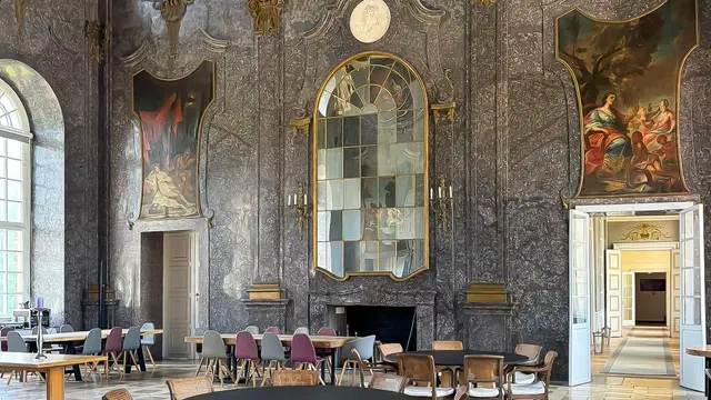 Am Tag des offenen Denkmals können Interessierte den Treppenaufgang und den majestätischen Marmorsaal mit Fresken aus dem 18. Jahrhundert im Schloss Kleinheubach besichtigen.  | Foto: privat