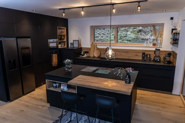 Schwarz mit Sommereiche kombiniert von WM Küchen + Ideen