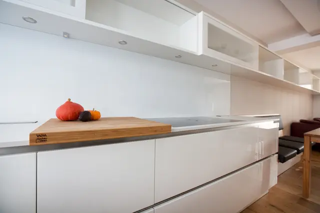 Heller Küchentraum von WM Küchen + Ideen 