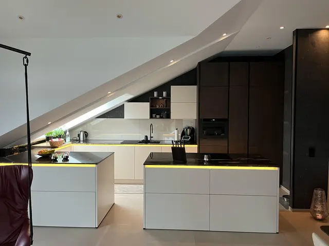 Puristisch mit eleganter Beleuchtung von WM Küchen + Ideen 