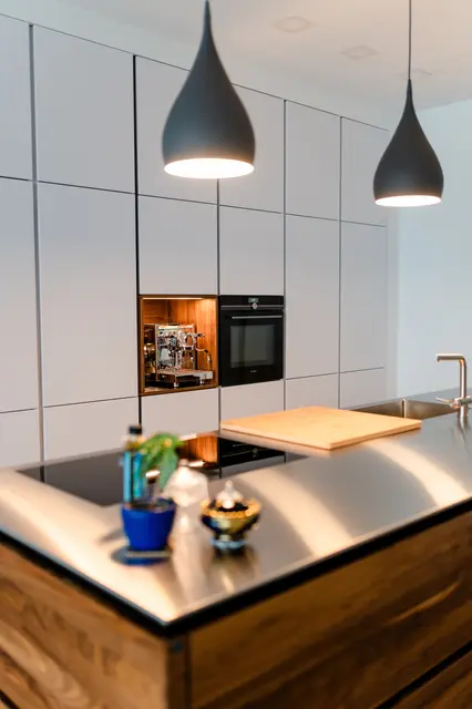 Moderne Einbauküche von WM Küchen + Ideen