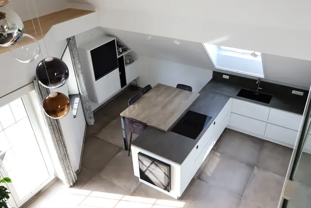 Elegante Dachschrägenlösung Küche von WM Küchen + Ideen