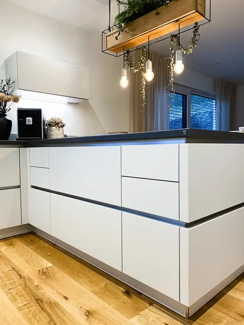 Helle und gemütliche Küche von WM Küchen + Ideen