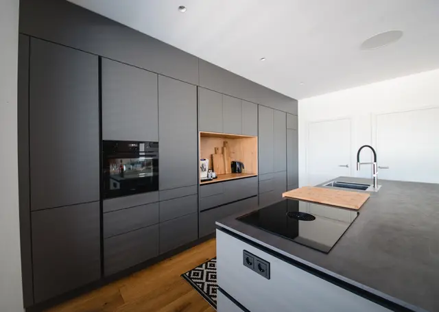 Lavagrau - Moderne Einbauküche von WM Küchen + Ideen