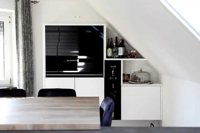 Elegante Dachschrägenlösung Küche von WM Küchen + Ideen