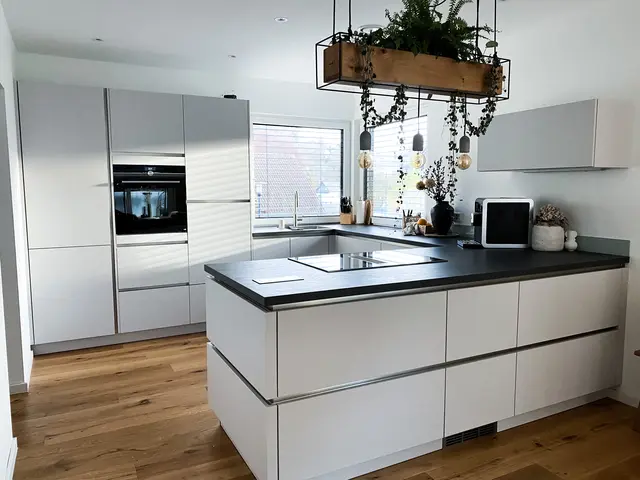 Helle und gemütliche Küche von WM Küchen + Ideen