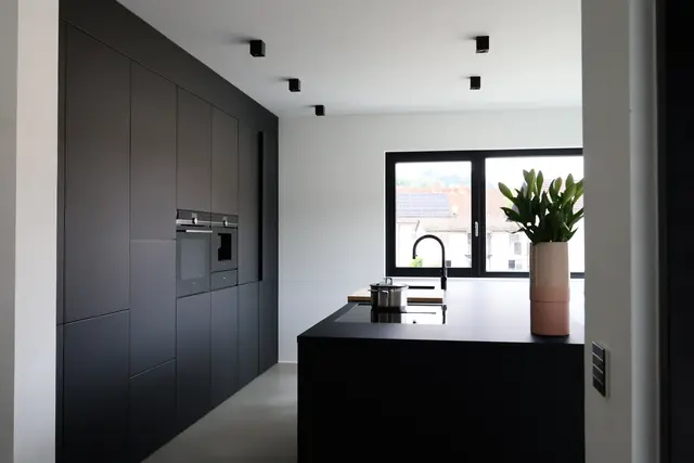 Moderne Einbauküche von WM Küchen + Ideen