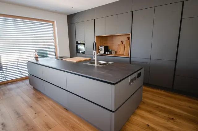 Lavagrau - Moderne Einbauküche von WM Küchen + Ideen