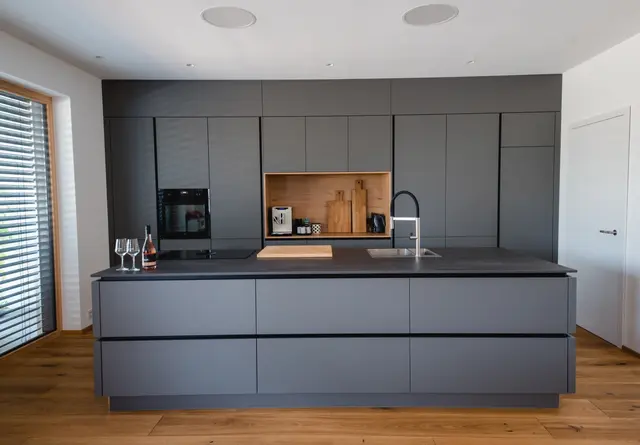 Lavagrau - Moderne Einbauküche von WM Küchen + Ideen