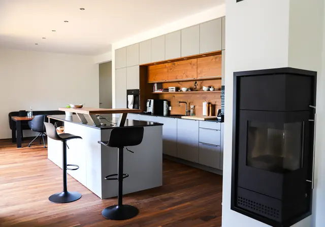 Moderne Einbauküche von WM Küchen + Ideen